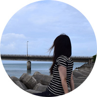 MY海にただずむ女性