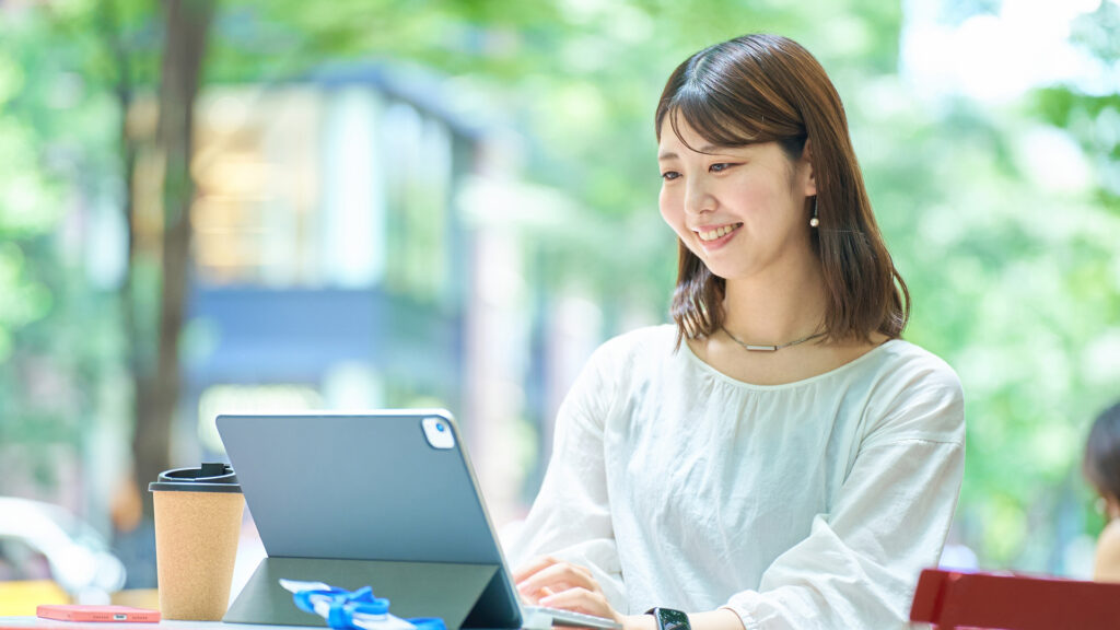 独立して悠々している女性